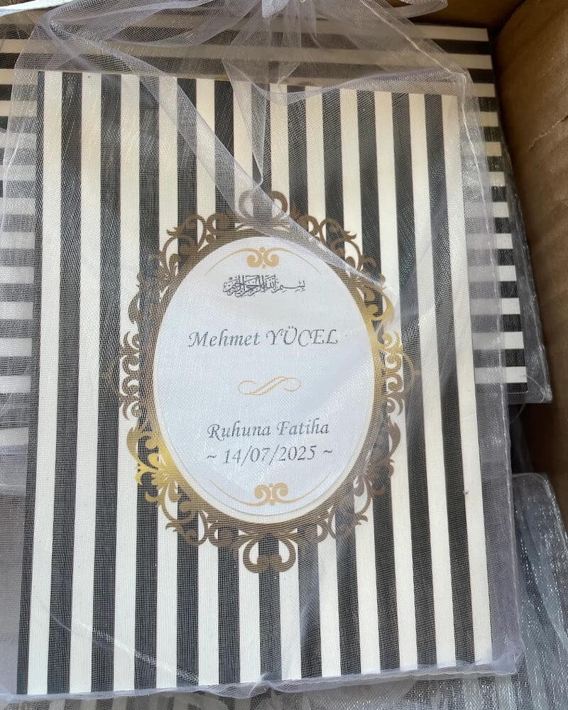 Müşterimizin vefat mevlüdü için tül kese içinde siyah isim etiketli Yasin kitabı